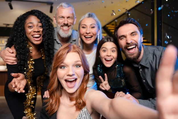 Encantadora familia disfrutando de una fiesta de año nuevo