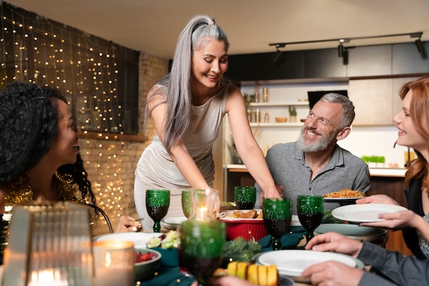 Encantadora familia disfrutando de una fiesta de año nuevo