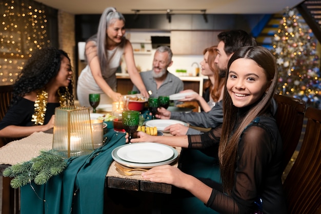 Encantadora familia disfrutando de una fiesta de año nuevo