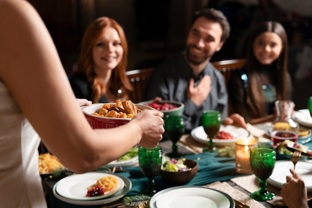 Encantadora familia disfrutando de una fiesta de año nuevo