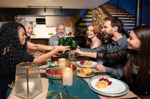 Encantadora familia disfrutando de una fiesta de año nuevo