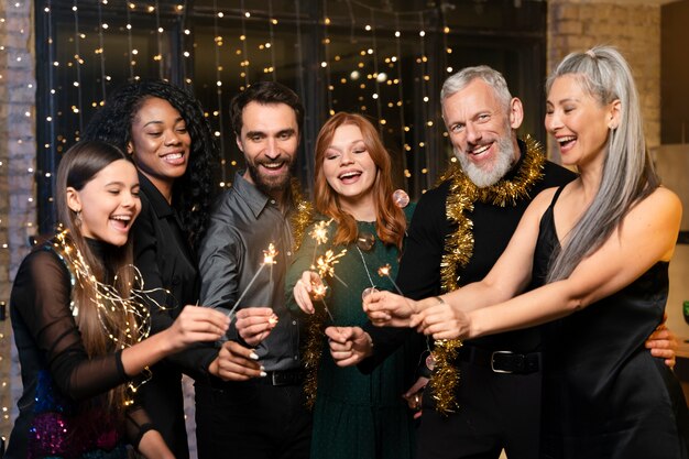 Encantadora familia disfrutando de una fiesta de año nuevo