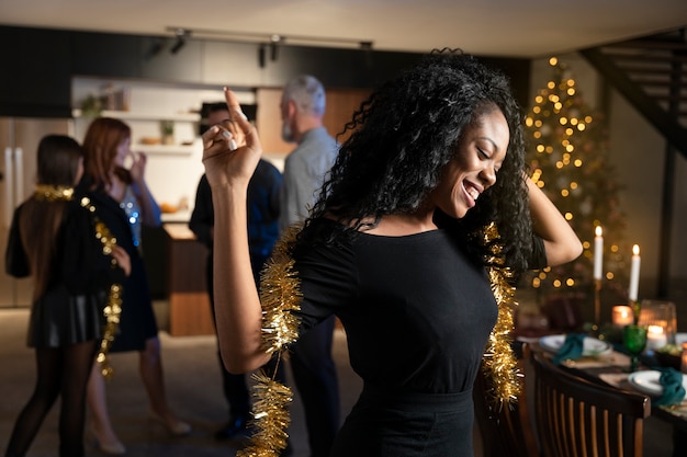 Encantadora familia disfrutando de una fiesta de año nuevo