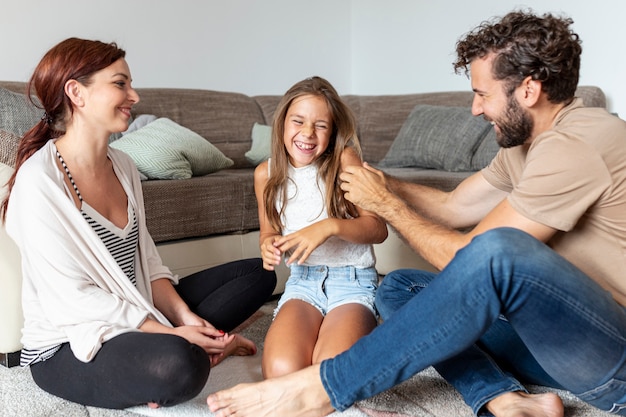 Encantadora familia jugando juntos