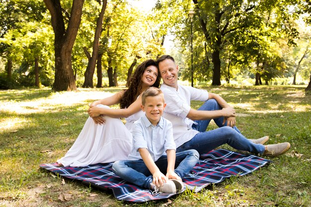 Encantadora familia pasar tiempo al aire libre