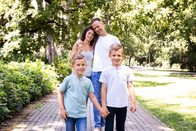 Encantadora familia pasar tiempo en el parque