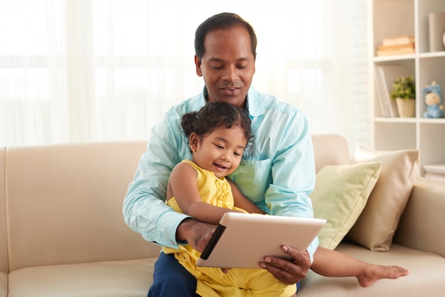 Encantadora familia relajante en casa