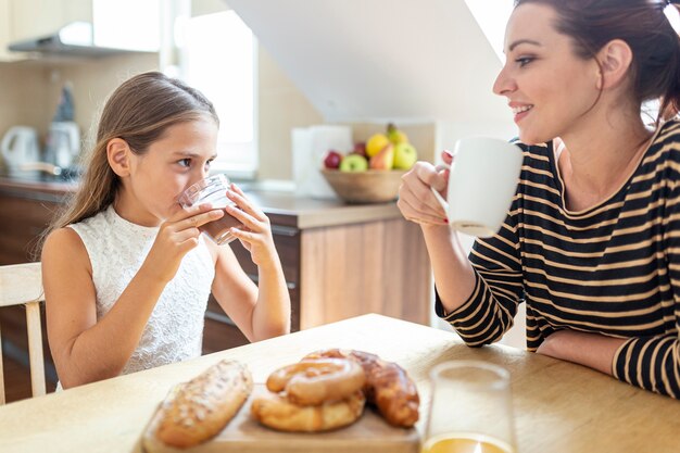 Encantadora madre e hija en la cocina