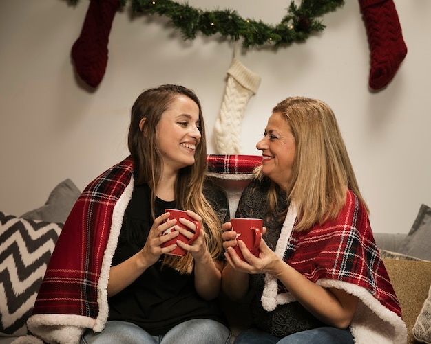 Encantadora madre e hija juntas