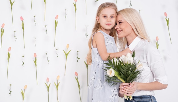 Foto gratuita encantadora madre e hija tiro medio