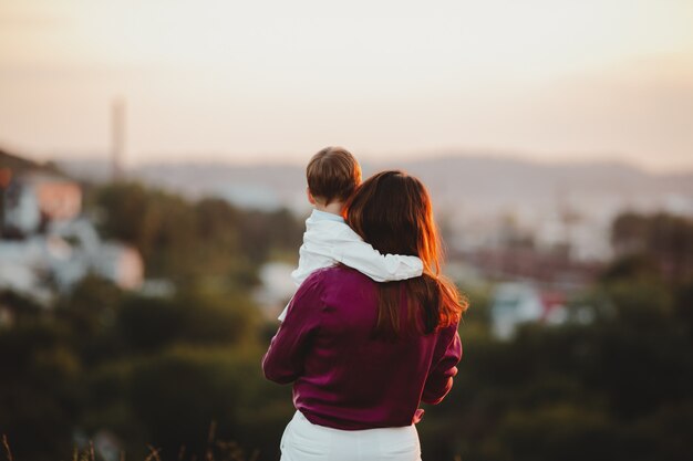 Encantadora madre e hijo juegan en el césped