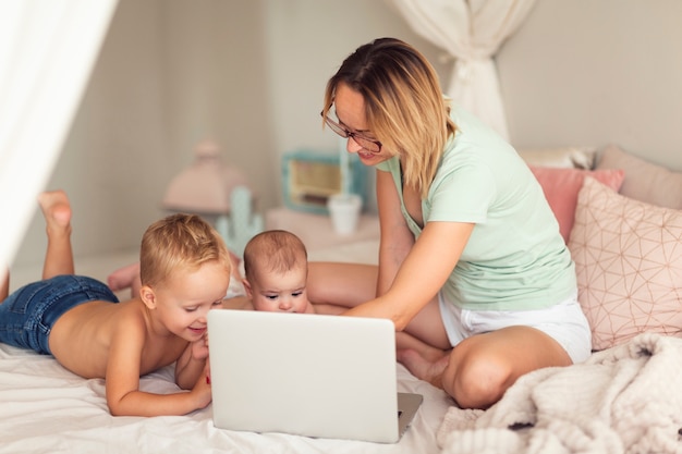 Encantadora madre e hijos en el interior