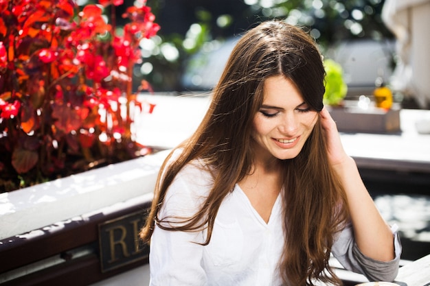 Encantadora morena con el pelo largo y brillante