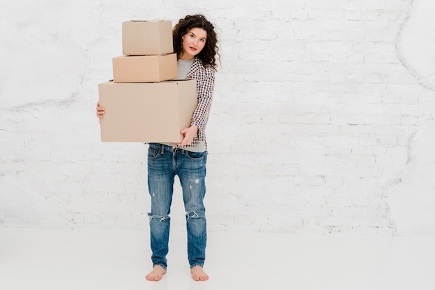 Encantadora mujer con cajas de cartón