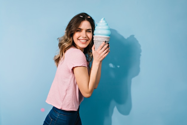 Foto gratuita encantadora mujer en camiseta posando con helado