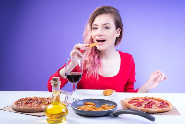 Encantadora mujer comiendo una cuña de papa casera