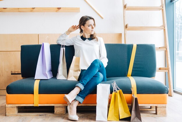 Encantadora mujer descansando después de comprar
