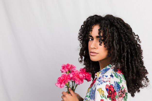 Encantadora mujer étnica con flores