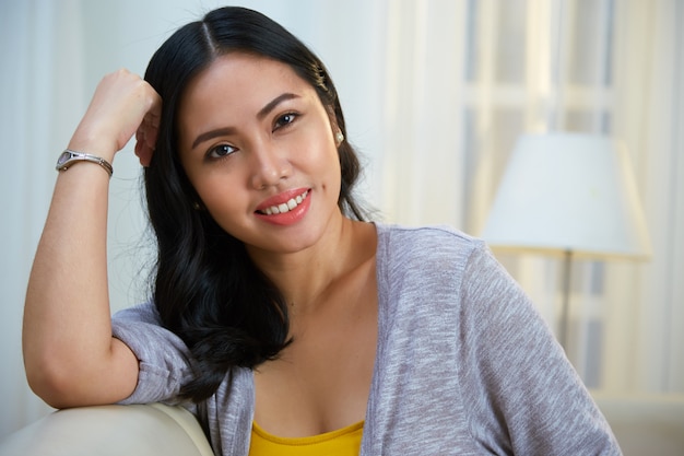 Foto gratuita encantadora mujer filipina recostada en el sofá