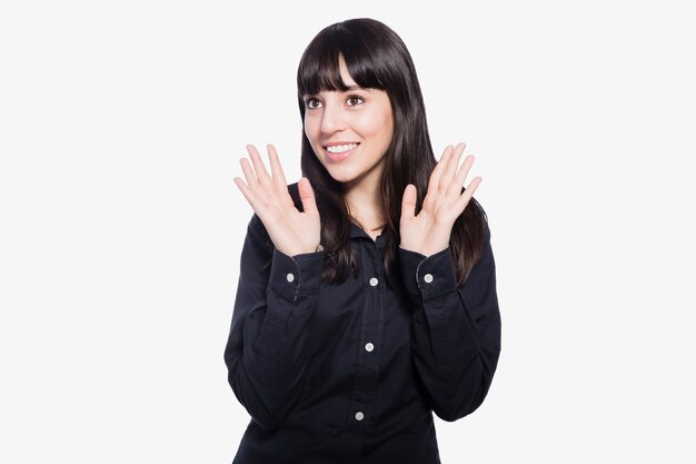 Encantadora mujer gesticulando con las manos