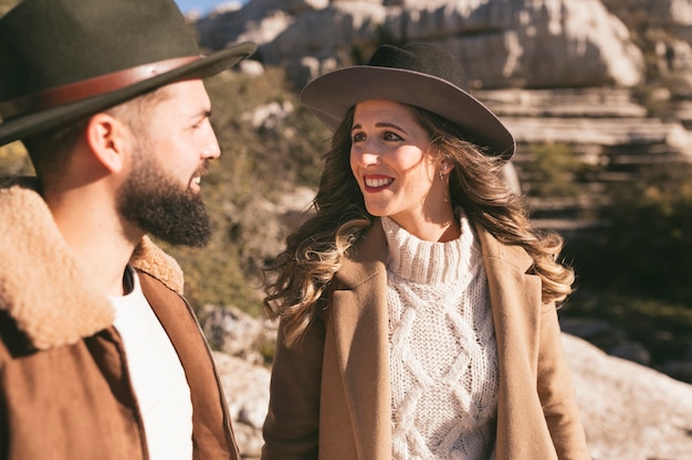 Encantadora mujer y hombre mirándose