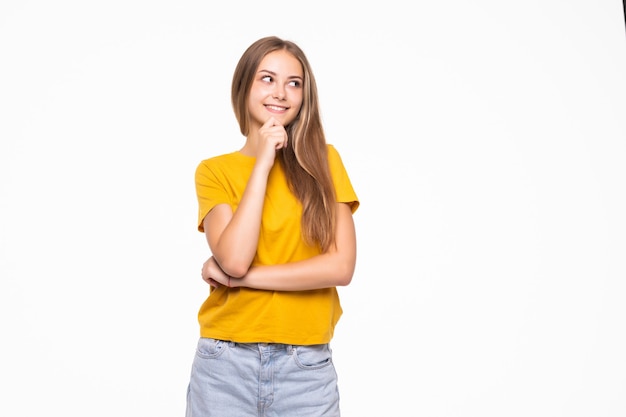 Encantadora mujer joven mirando a cámara aislada en la pared blanca