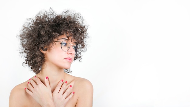 Foto gratuita encantadora mujer joven con pelo rizado con elegantes gafas