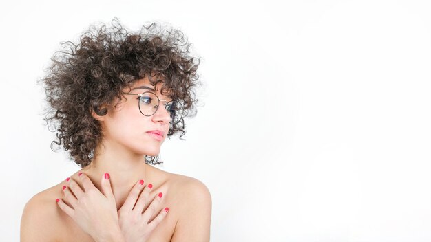 Encantadora mujer joven con pelo rizado con elegantes gafas