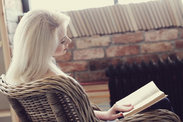 Encantadora mujer leyendo un libro