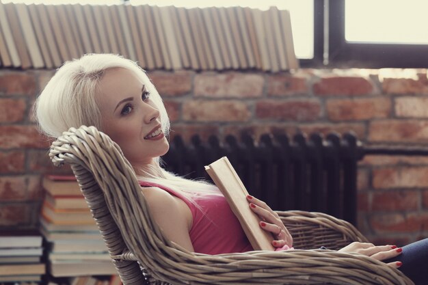 Encantadora mujer leyendo un libro