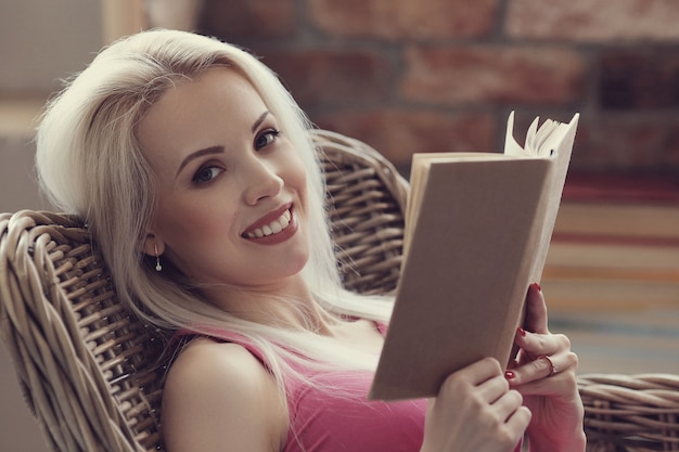 Encantadora mujer leyendo un libro