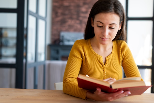 Foto gratuita encantadora mujer leyendo un libro