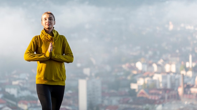 Foto gratuita encantadora mujer meditando tiro medio