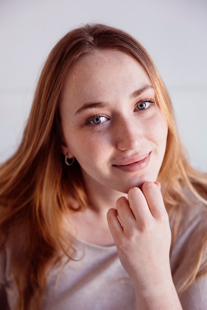 Foto gratuita encantadora mujer mirando a la cámara