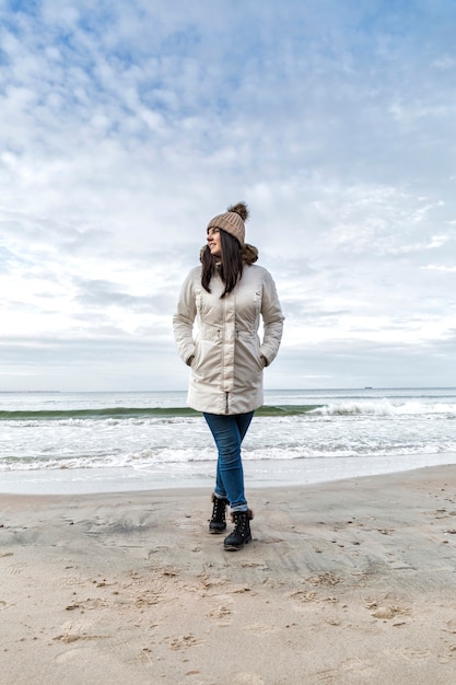 Foto gratuita encantadora mujer posando cerca del mar