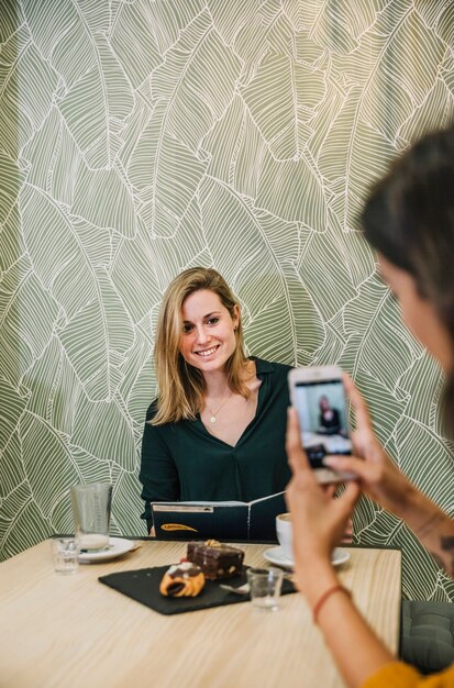 Encantadora mujer posando para la foto en el café