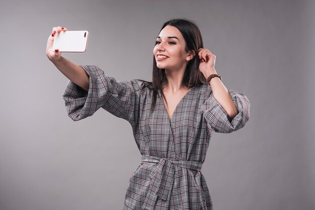 Encantadora mujer posando para selfie