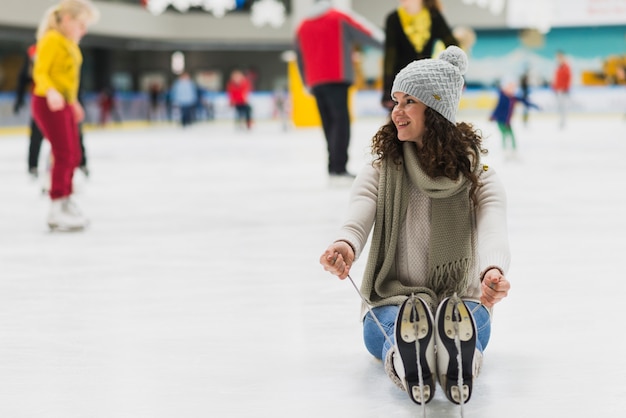 Encantadora mujer sentada en el hielo