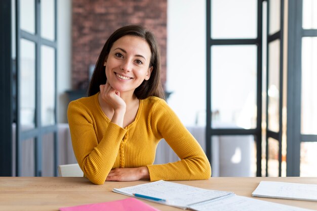 Encantadora mujer sonriendo a la cámara