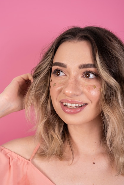 Encantadora mujer sonriendo en estudio