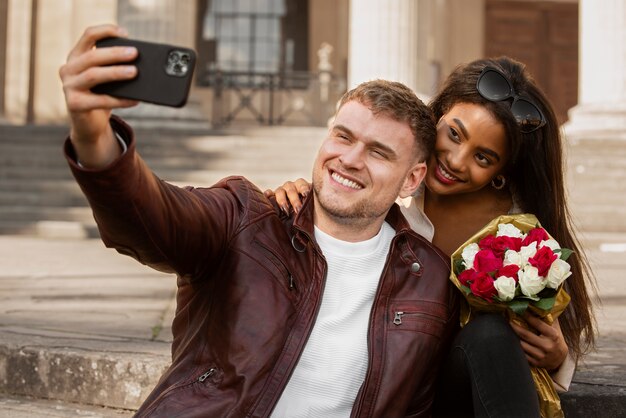 Encantadora mujer tener una cita con su novio en el día de San Valentín