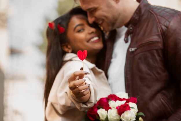 Encantadora mujer tener una cita con su novio en el día de San Valentín