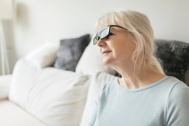 Encantadora mujer viendo la película