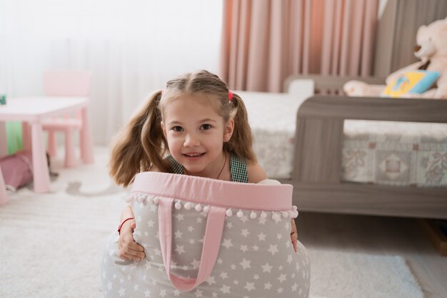 Encantadora niña jugando en su habitación