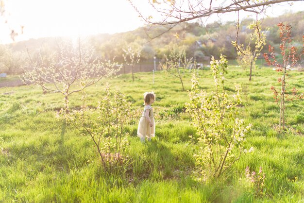 Encantadora niña se ríe jugando en el campo