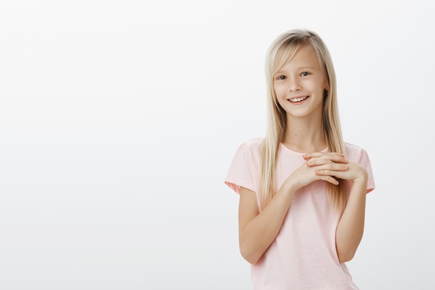 Encantadora niña sonriendo y mirando conmovida