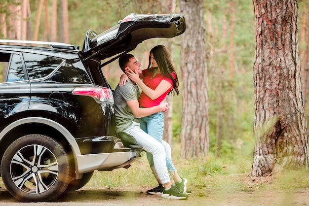 Foto gratuita encantadora pareja abrazándose al aire libre