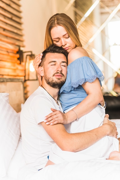 Foto gratuita encantadora pareja abrazándose en la cama