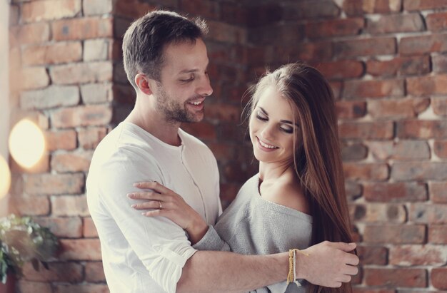 Encantadora pareja abrazándose