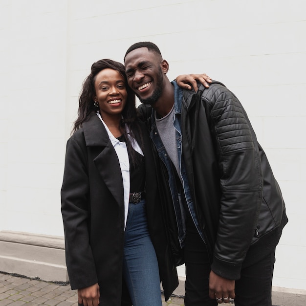 Encantadora pareja afroamericana sonriendo